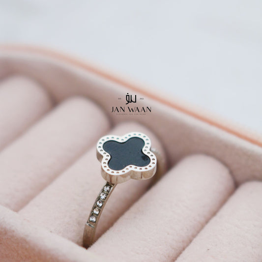 CLOVER RING