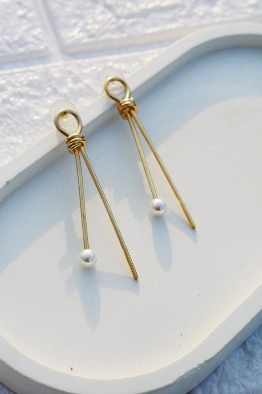 Akira Pearl bow earrings